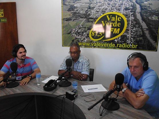 Prefeito João Mário Cristofari e Vereador Lucas Denardi Cattelan concedem entrevista à Rádio Comunitária Vale Verde FM e fazem balanço do ano de 2014 dos Poderes Executivo e Legislativo