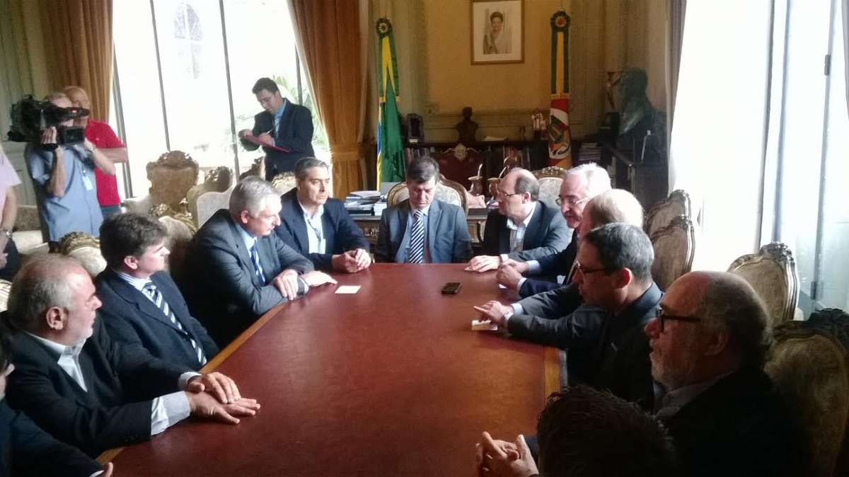 Presidente do Poder Legislativo Jaguariense participa da assinatura do convênio entre o Governo do Estado e a Prefeitura Municipal de Jaguari para a reconstrução da Ponte Julio de Castilhos